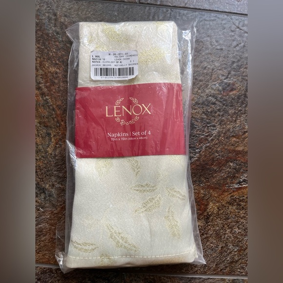 New Lenox set of 4 cloth holiday gold metallic holly shimmer napkins. 19” x 19” - Picture 1 of 4